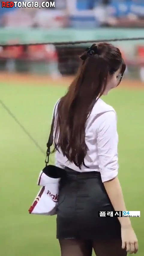 입장하는 대만 치어리더 오피스룩
