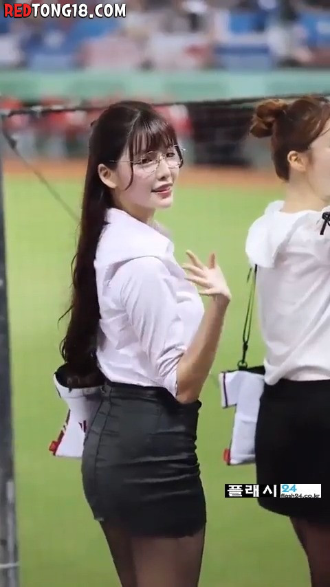 입장하는 대만 치어리더 오피스룩