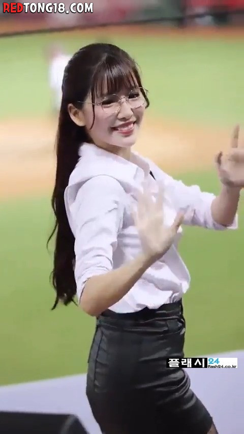 입장하는 대만 치어리더 오피스룩