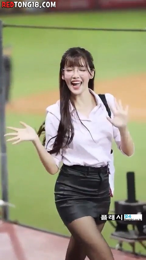 입장하는 대만 치어리더 오피스룩