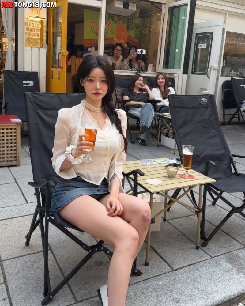 팬티 보일듯 ㄷㄷ 너무 짧은 치마