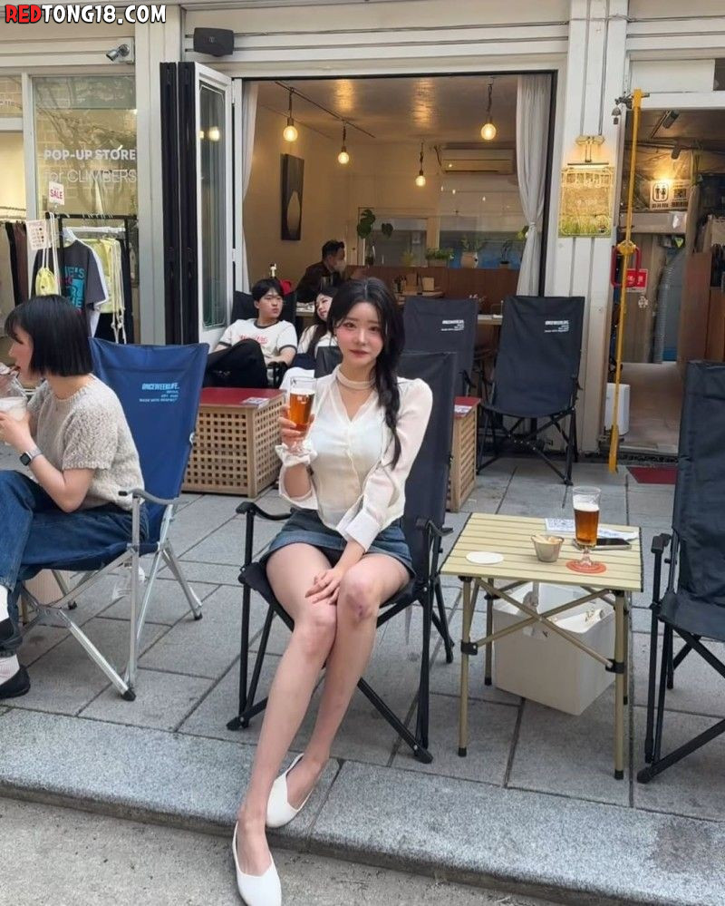 팬티 보일듯 ㄷㄷ 너무 짧은 치마