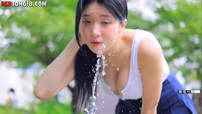 수돗가에서 숙여서 물 마시는 연우