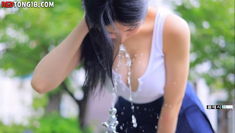 수돗가에서 숙여서 물 마시는 연우