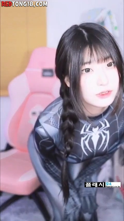안나 몸매 드러나는 전신 스파이더걸