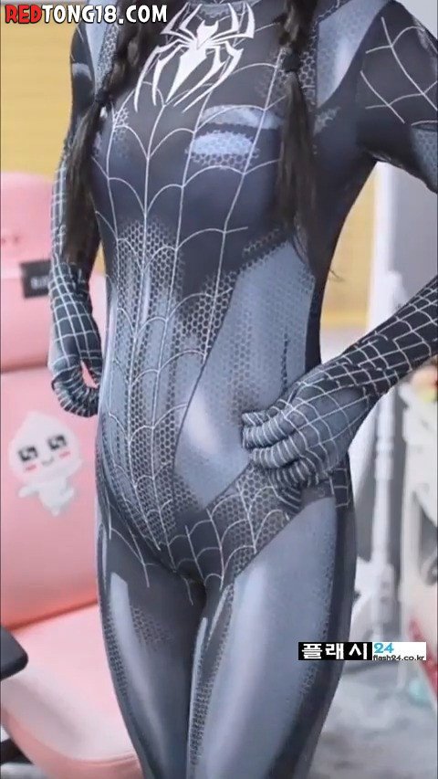안나 몸매 드러나는 전신 스파이더걸