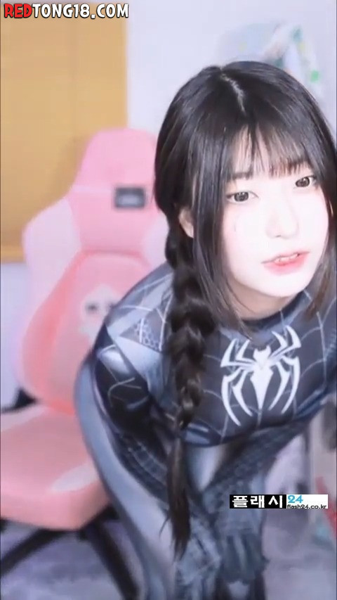 안나 몸매 드러나는 전신 스파이더걸