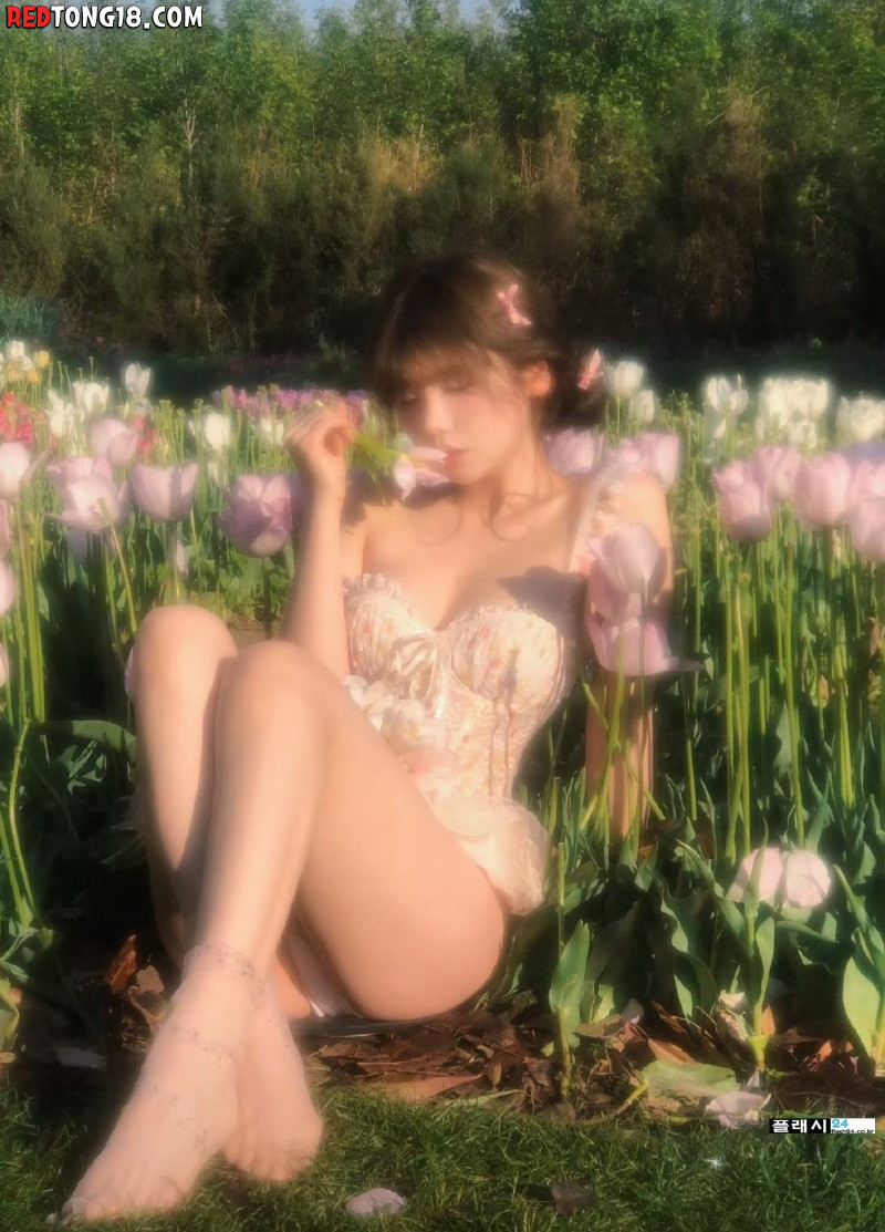 꽃 밭에 누운 처자의 미모