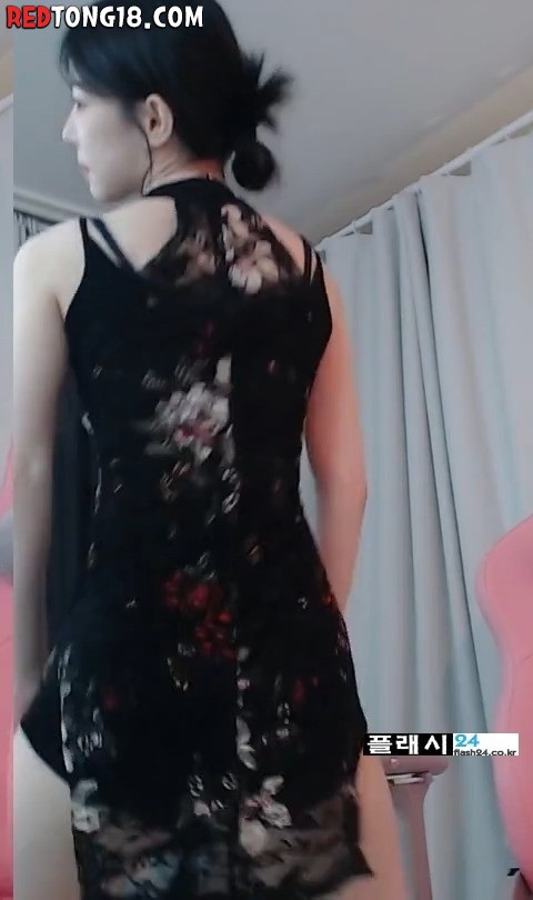검정 꽃무늬 치파오 입은 기래민