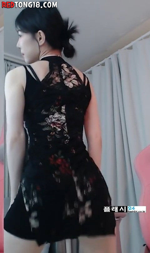 검정 꽃무늬 치파오 입은 기래민