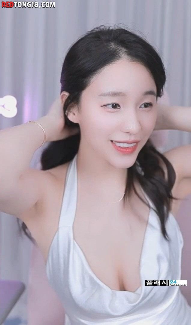 무아주는 BJ 미래 흰 실크 원피스