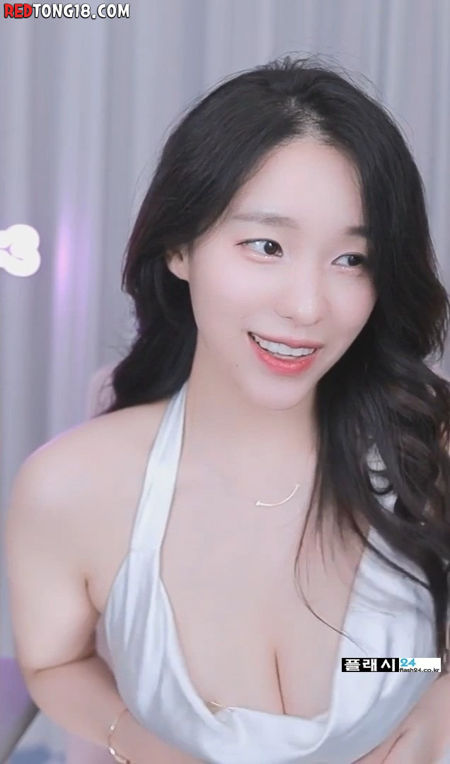무아주는 BJ 미래 흰 실크 원피스