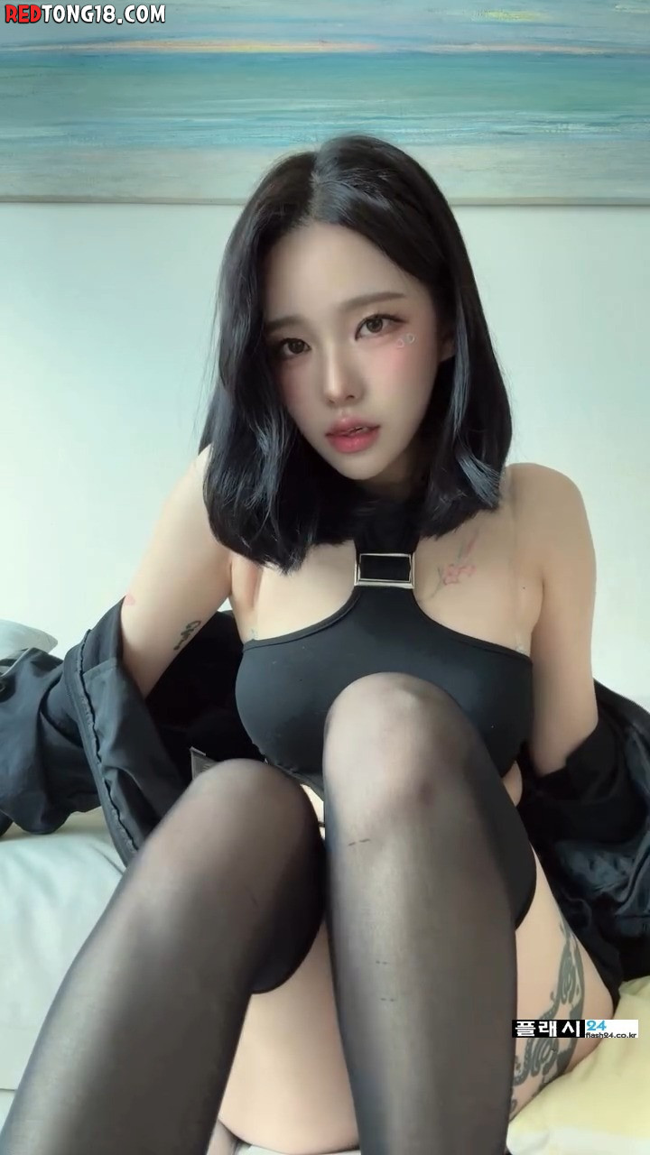 타투가 눈에 들어오는 츄정 큐트