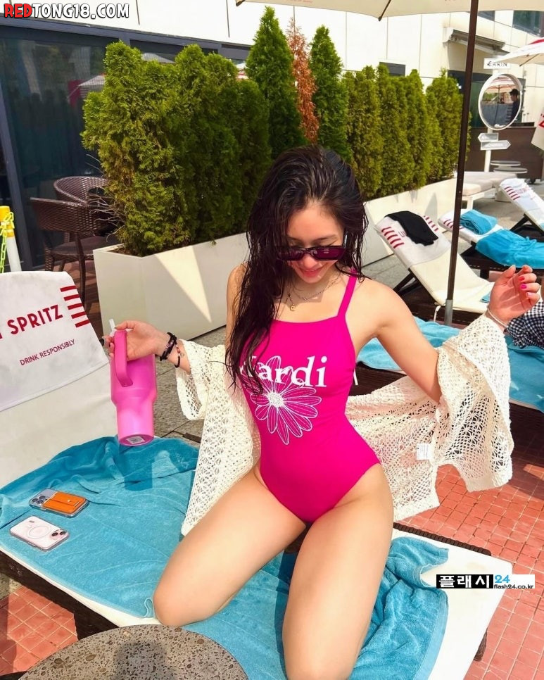 인플루언서 에이미 호텔 수영장